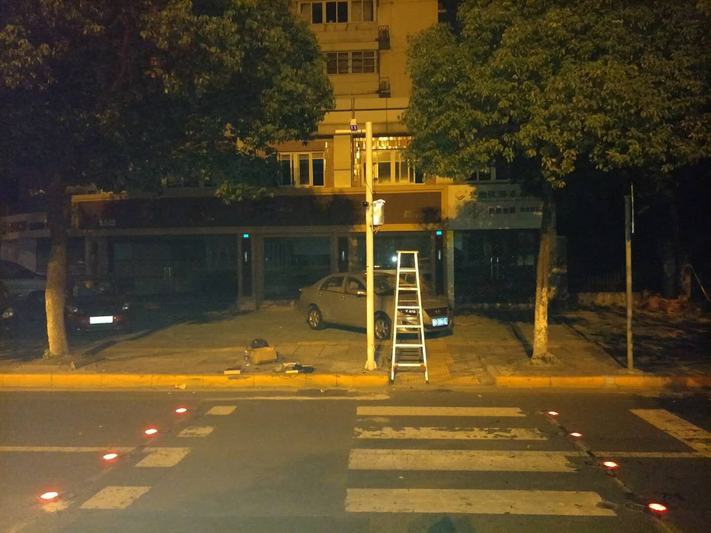 行人過街自動監測預警系統